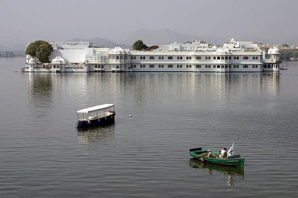 6f97e898-3210-4646-8099-475dfa55b01c_sunset-boat-ride-on-lake-pichola-in-udaipur-xlarge