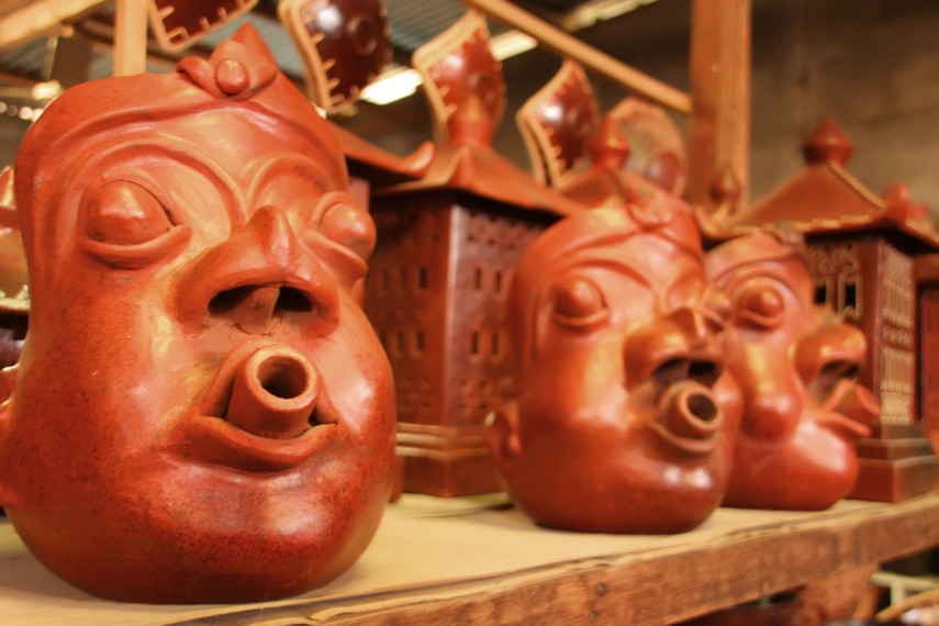 Salah_satu_gerabah_yakni_kendi_maling_yang_menjadi_maskot_Desa_Banyumulek