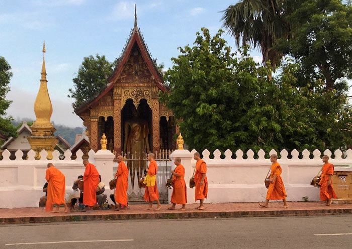 alms-giving-ceremony-luang-prabang-700-1