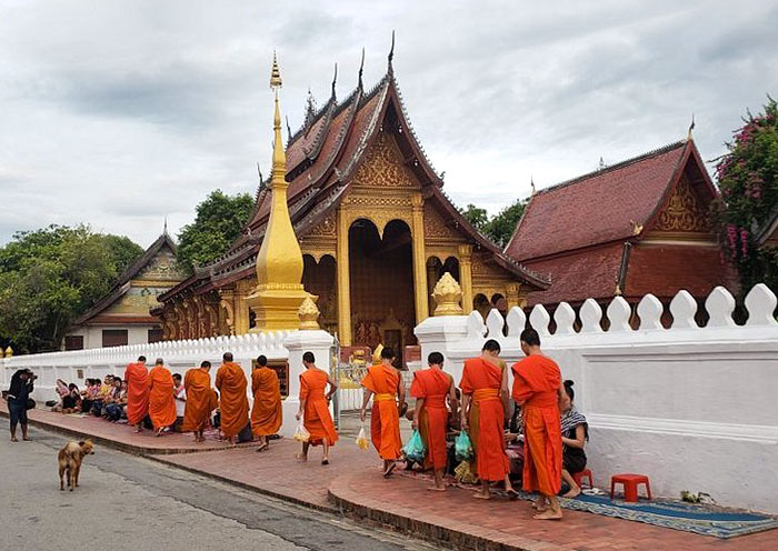 alms-giving-ceremony-luang-prabang-700-2