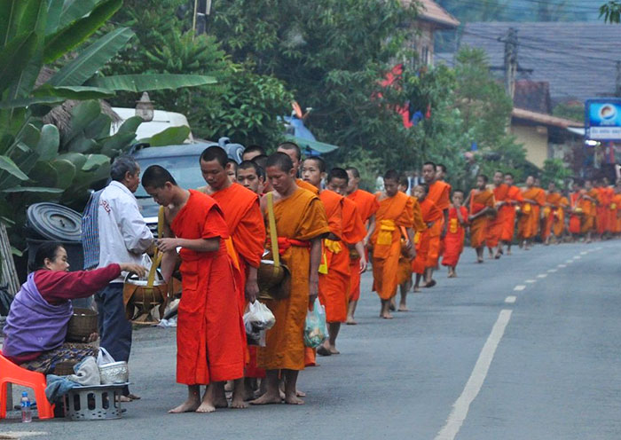 alms-giving-ceremony-luang-prabang-700-3