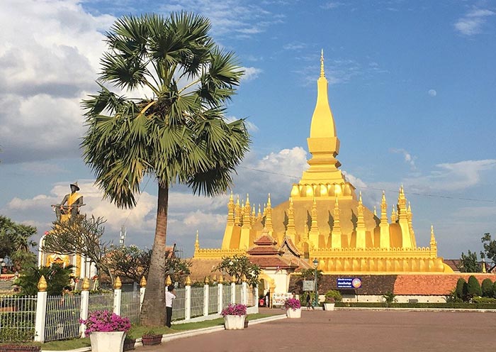 golden-stupa-vientiane-700-2