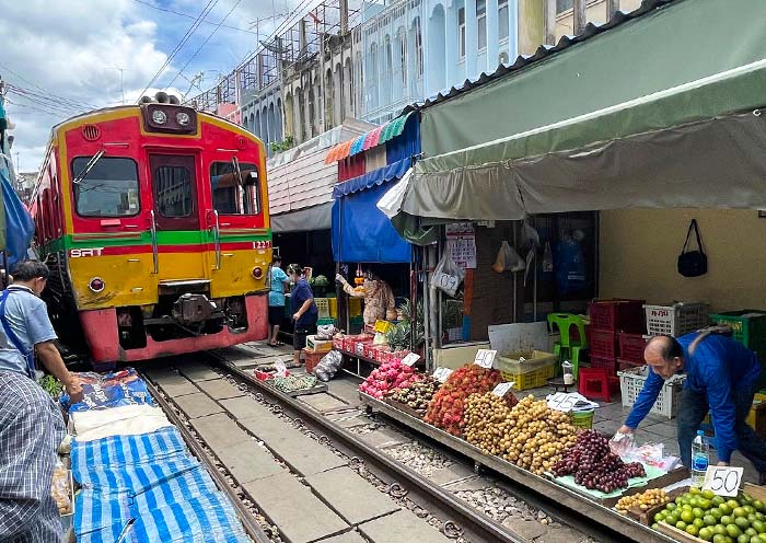 maeklong-railway-market-700-3
