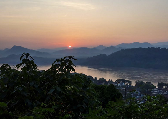 mount-phousi-sunset-luang prabang-700-1