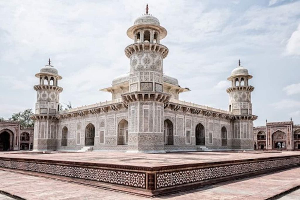 tomb-of-itimad-ud-daula-agra-india-v0-5vbbpl9osc1a1
